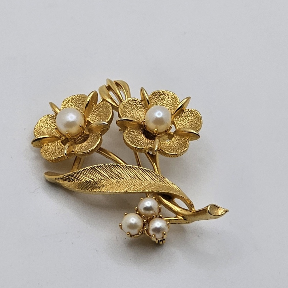 Vintage 1960's Signed Lisner Floral Brooch Gold Tone With Faux Pearls